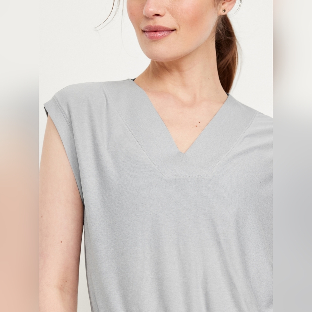 ✨2/$16✨Old Navy Women's Light Gray CloudMotion V-Neck Tank Crop Top - Picture 2 of 7